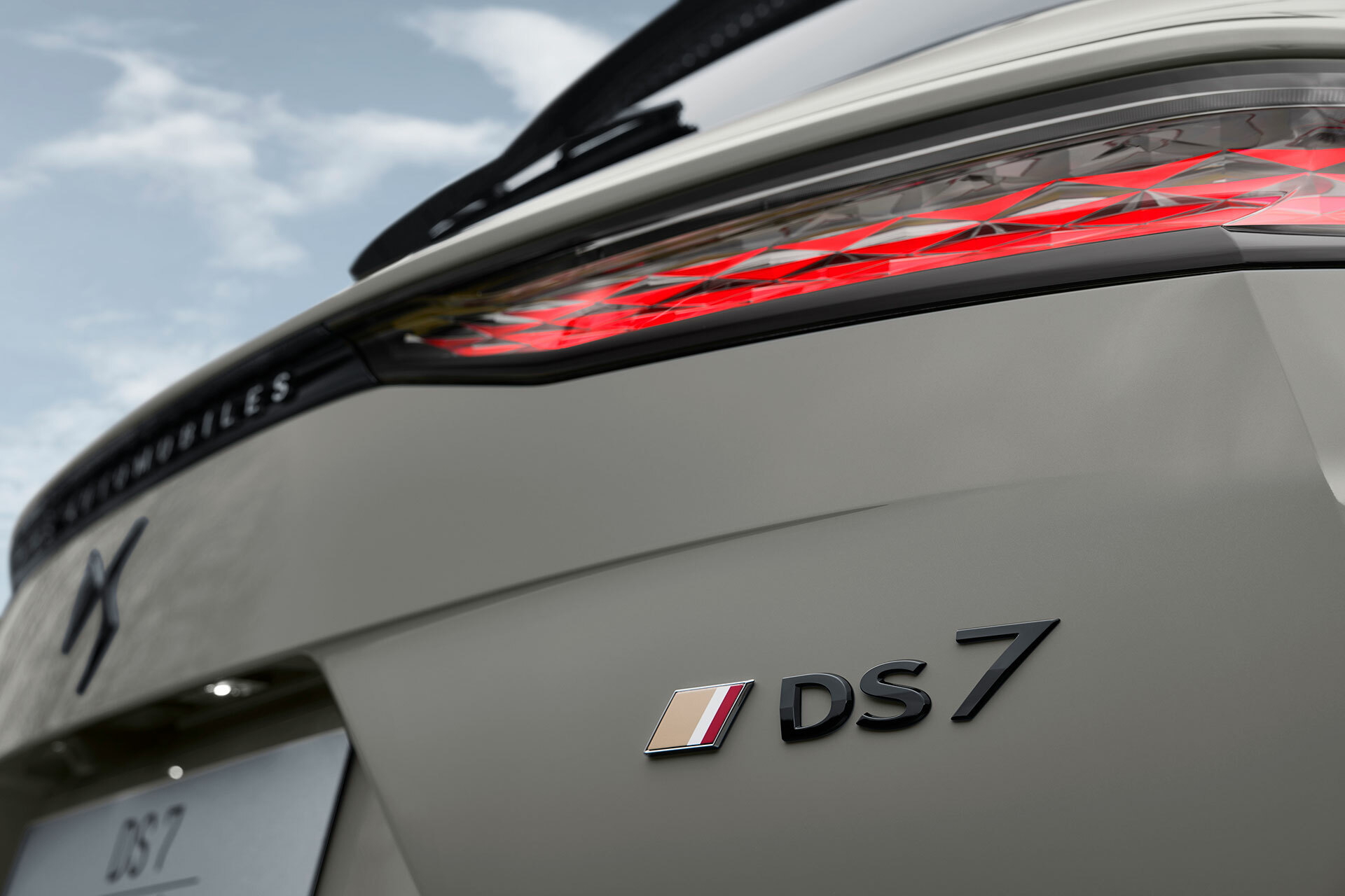 Vista en detalle del emblema y diseño de luces traseras del DS 7.