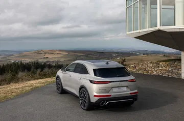 DS 7 mostrando la línea trasera y lateral con diseño sofisticado.