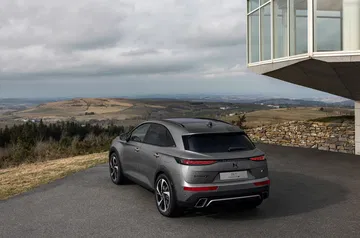 Vista trasera y lateral del DS 7 en un entorno exterior.