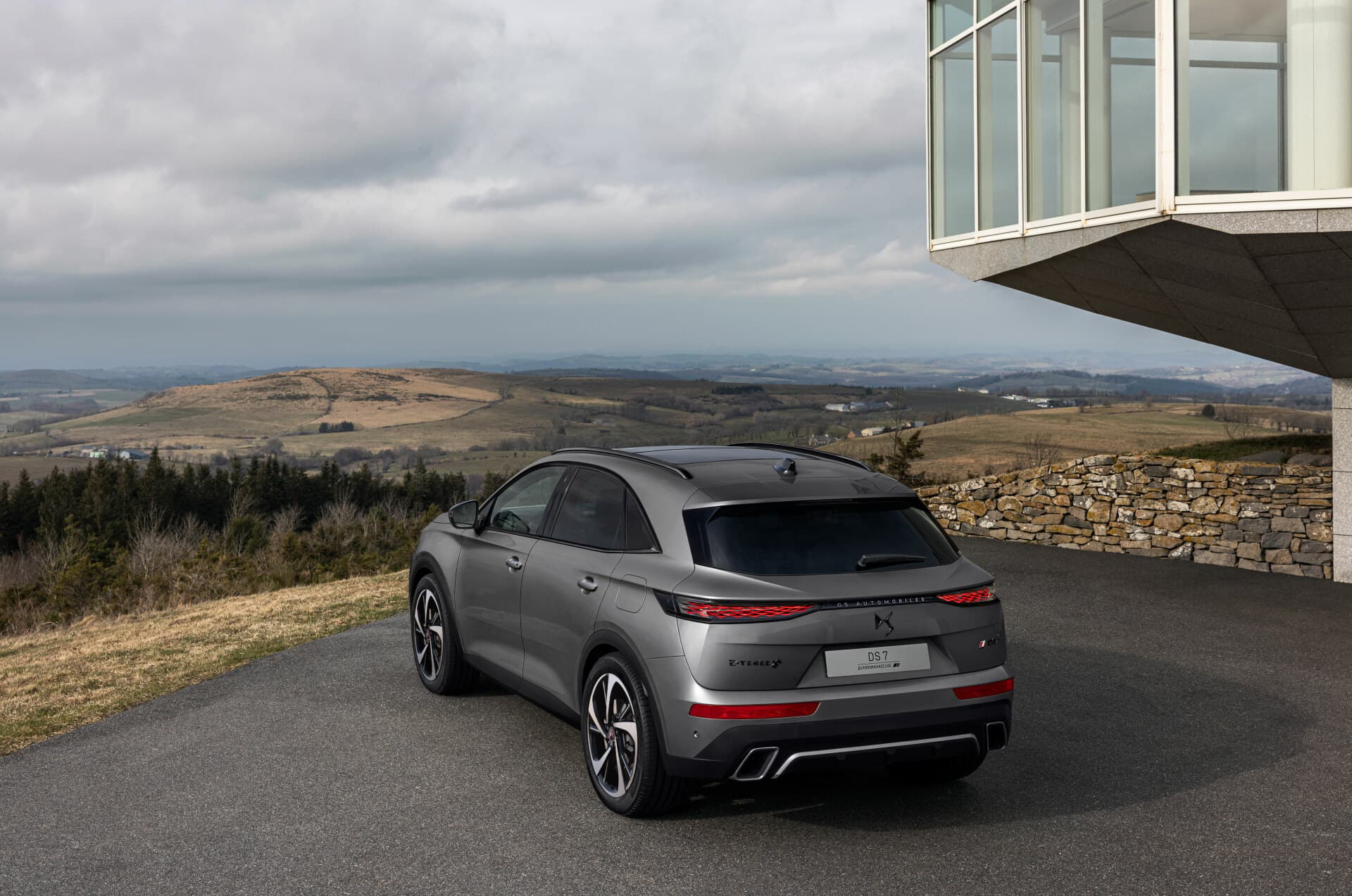 Vista trasera y lateral del DS 7 en un entorno exterior.