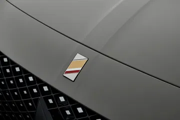 Vista cercana del emblema distintivo en el capó del DS 7.