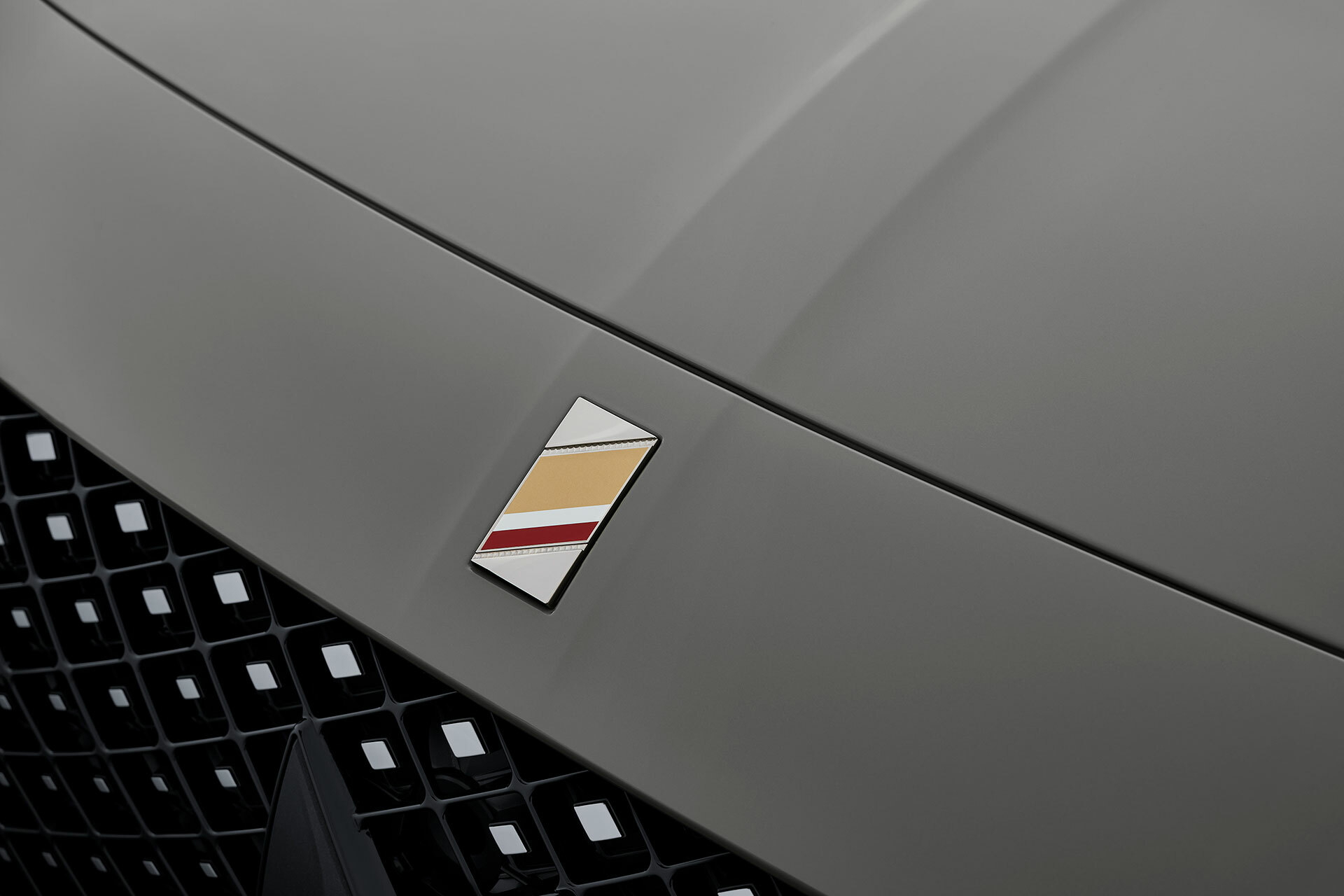 Vista cercana del emblema distintivo en el capó del DS 7.