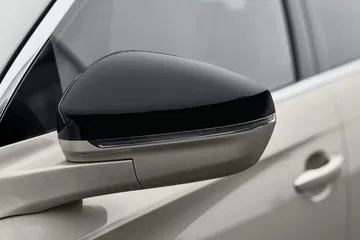 Vista del espejo retrovisor lateral del DS 7, diseño elegante y funcional.
