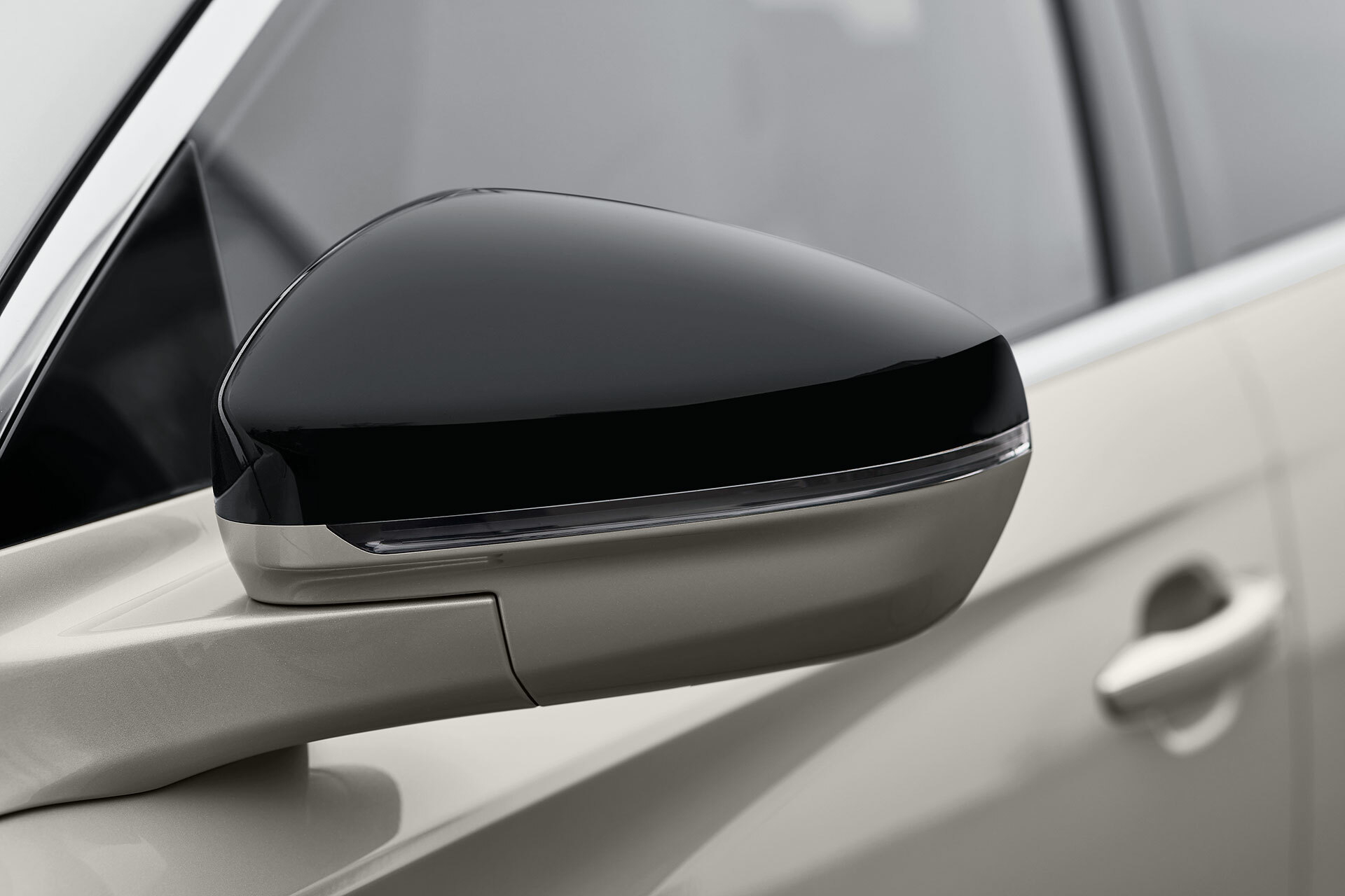 Vista del espejo retrovisor lateral del DS 7, diseño elegante y funcional.