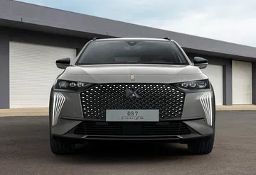 Vista frontal del DS 7 destacando su parrilla distintiva y ópticas elegantes.