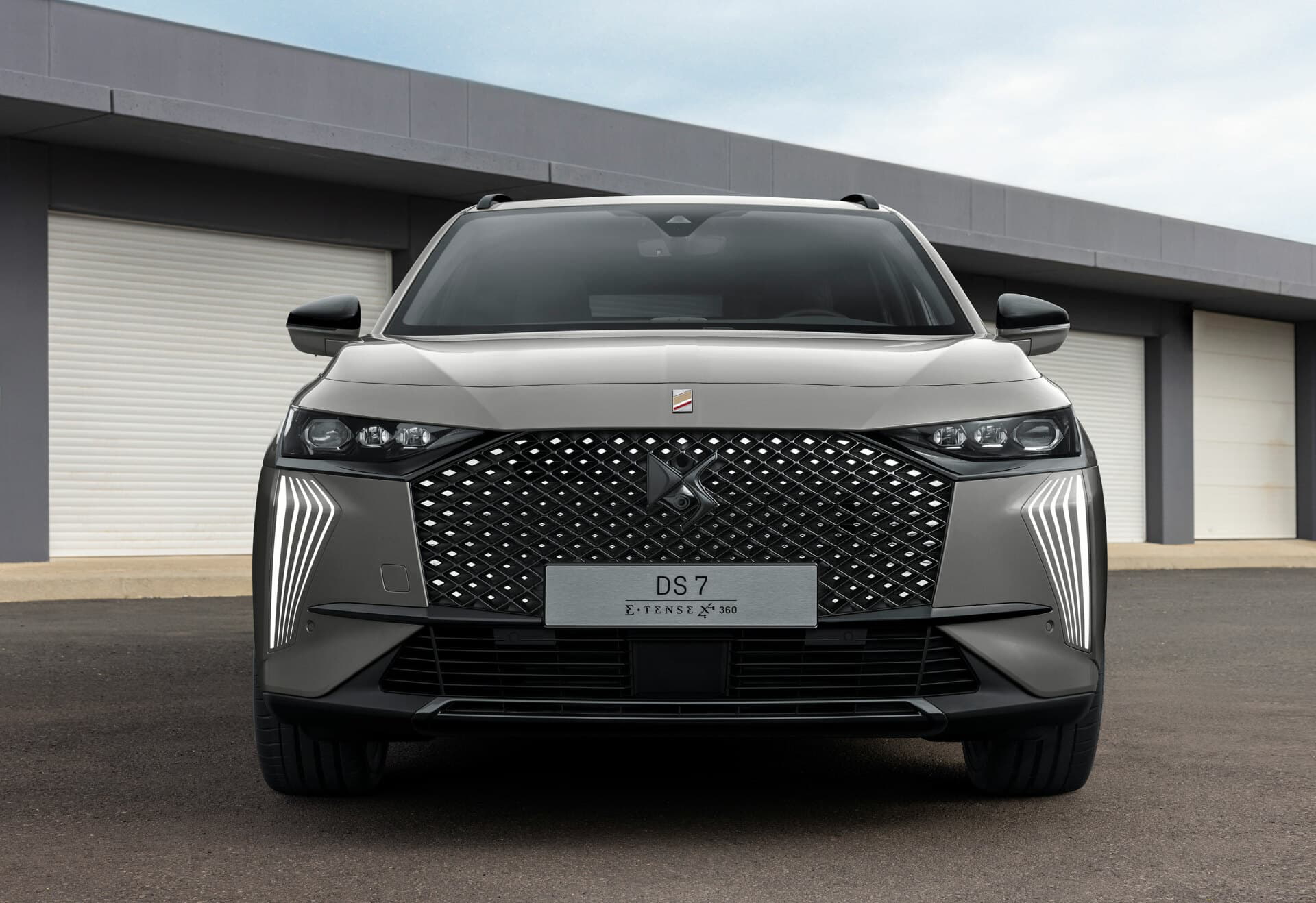 Vista frontal del DS 7 destacando su parrilla distintiva y ópticas elegantes.