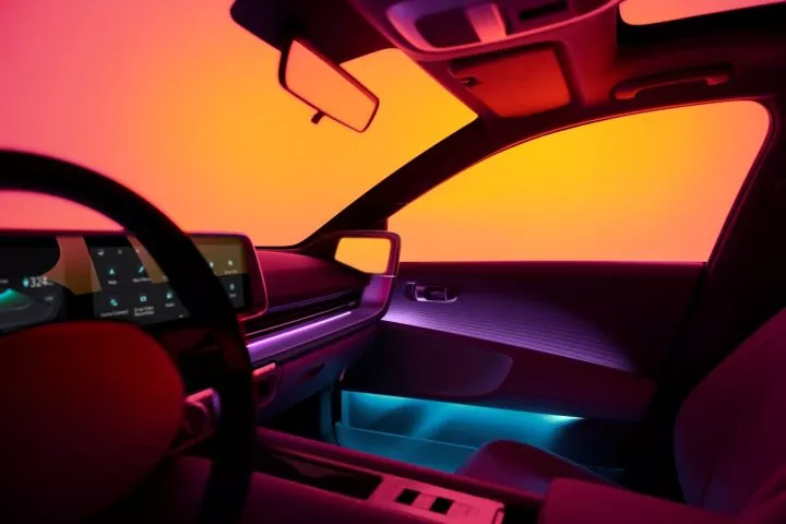 Vista del habitáculo con iluminación ambiental del Hyundai IONIQ 6.
