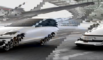 Perfil delantero del Hyundai IONIQ 6 destacando su diseño aerodinámico.