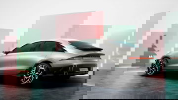Vista lateral del Hyundai IONIQ 6 destacando su línea aerodinámica.