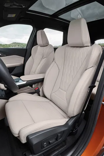 Asientos delanteros en cuero beige con costuras en rombos, BMW X1.