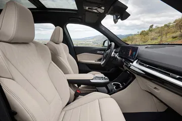 Vista detallada de los asientos en piel y consola central del BMW X1.