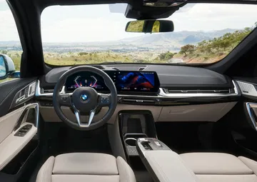 Vista del volante y la pantalla de infoentretenimiento del BMW X1.