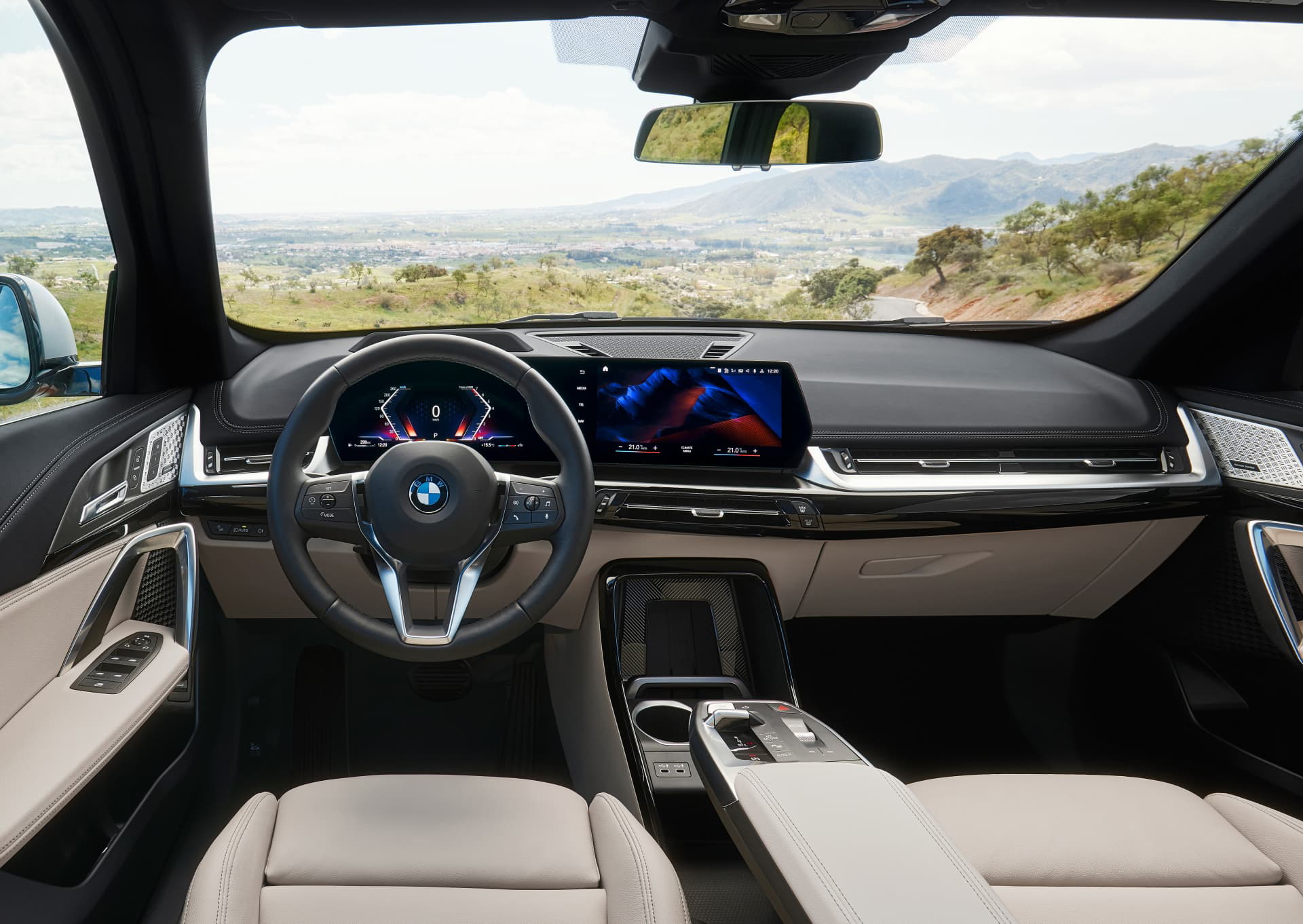 Vista del volante y la pantalla de infoentretenimiento del BMW X1.