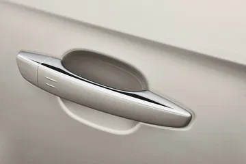 Manija de puerta exterior del DS 7 realzada con acabados cromados.