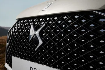 Detalle de la parrilla frontal del DS 7 con su distintivo diseño de diamante.