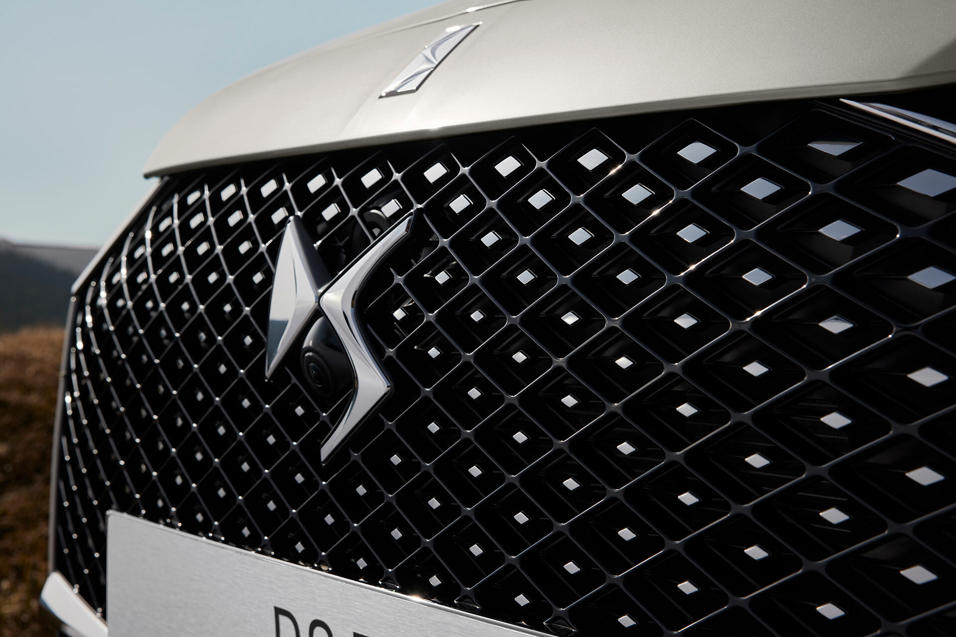 Detalle de la parrilla frontal del DS 7 con su distintivo diseño de diamante.