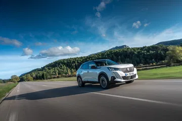 Peugeot E 2008 Exterior 03
