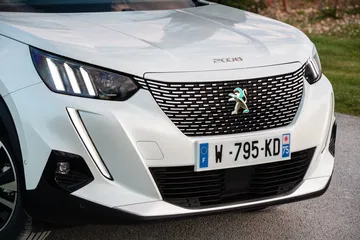 Peugeot E 2008 Exterior 07