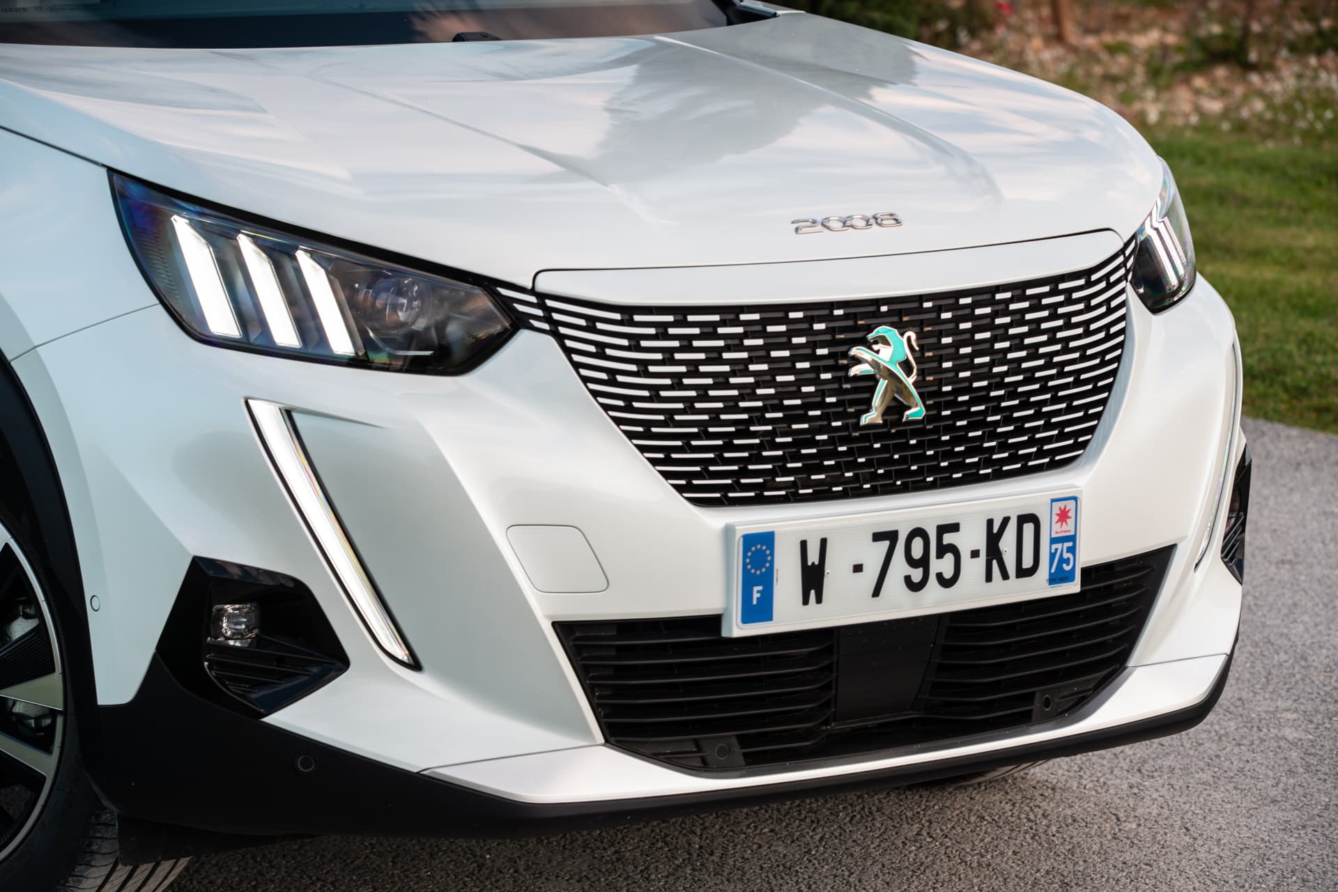 Peugeot E 2008 Exterior 07