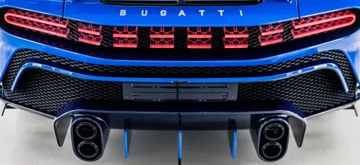 Primer Bugatti Centodieci 00