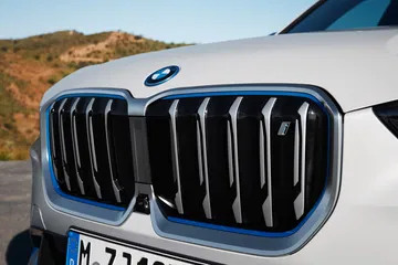Vista detallada de la parrilla delantera BMW X1, resaltando el diseño icónico de riñones.