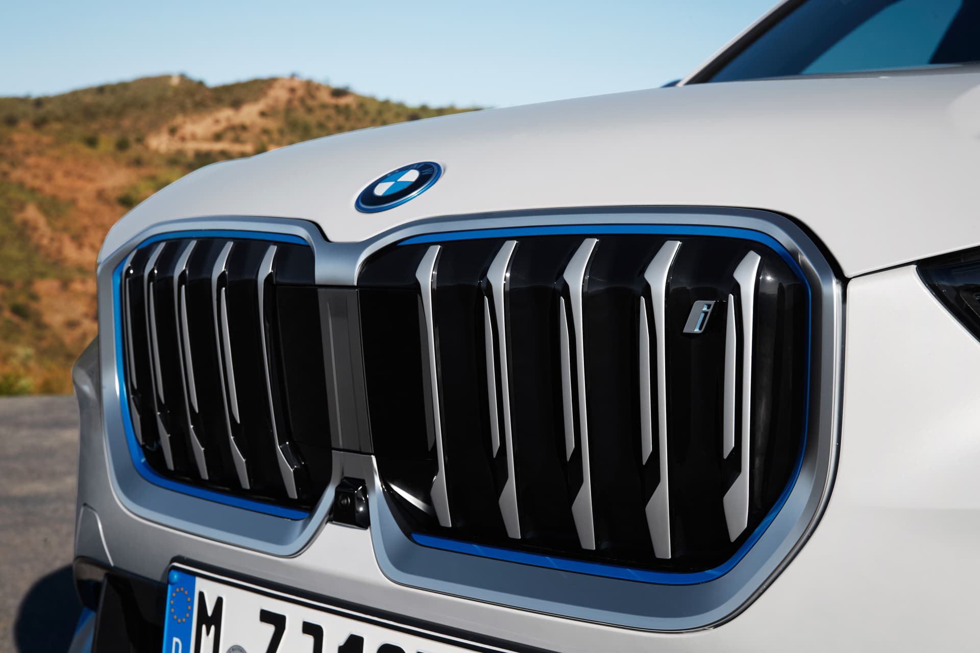 Vista detallada de la parrilla delantera BMW X1, resaltando el diseño icónico de riñones.