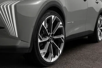 Rueda del DS 7 con acabado de diseño sofisticado y llantas de aleación.