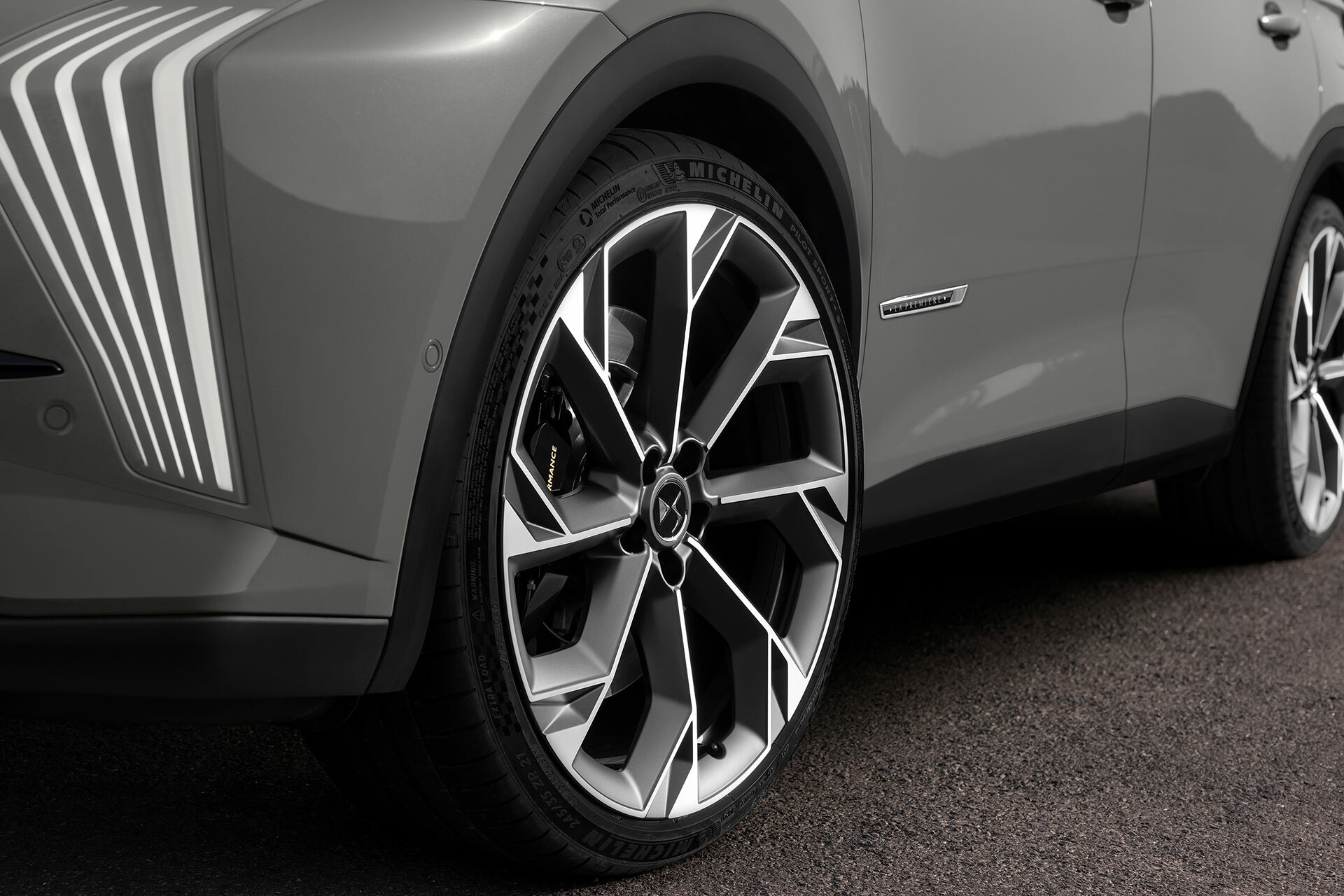 Rueda del DS 7 con acabado de diseño sofisticado y llantas de aleación.