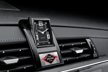 Control de infotainment del DS 7 con acabados de alta calidad.