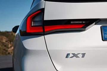 Vista detallada de las luces traseras LED con diseño distintivo del BMW X1.