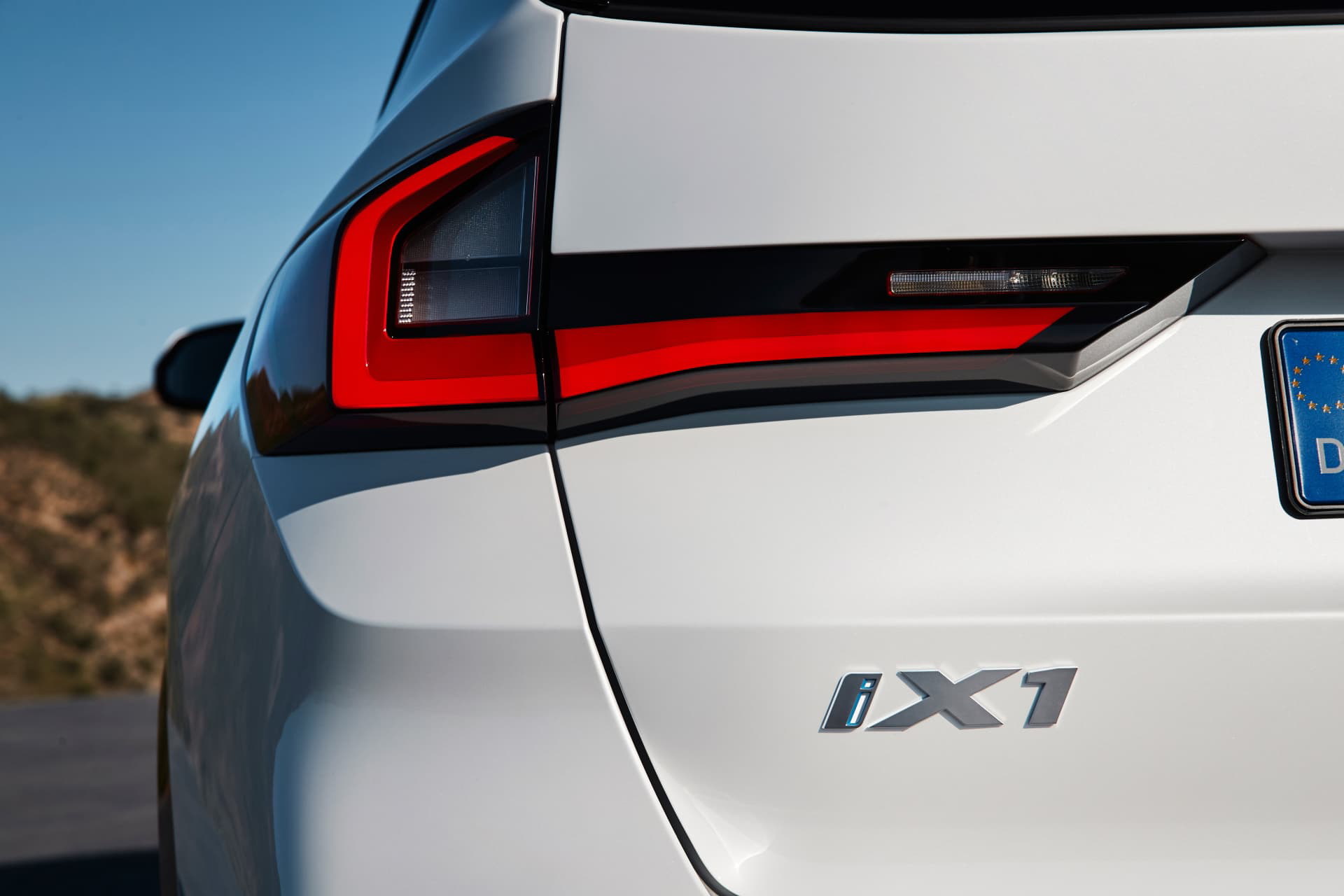 Vista detallada de las luces traseras LED con diseño distintivo del BMW X1.