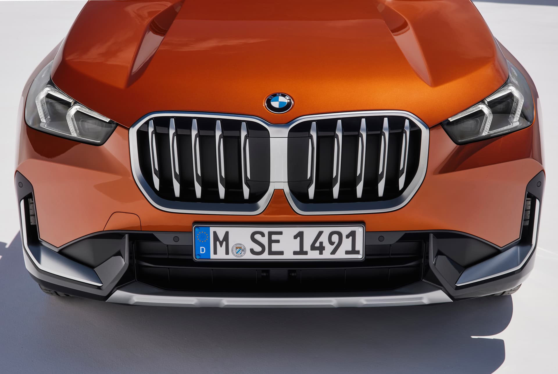 Vista frontal del BMW X1 destacando la parrilla icónica de doble riñón.