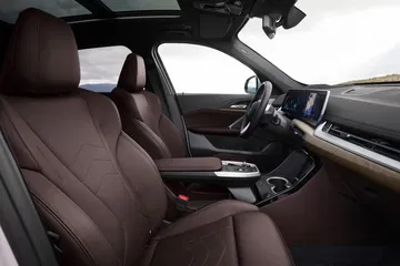 Elegante interior con acabado en cuero y amplia visibilidad lateral.