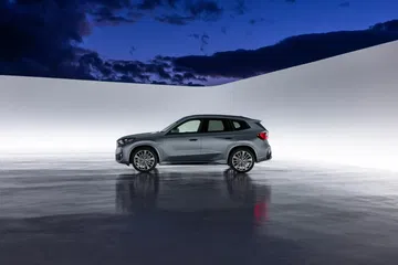 Vista lateral del BMW X1 mostrando líneas y diseño aerodinámico.