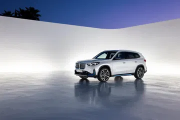 Vista lateral del BMW X1 mostrando su diseño dinámico y elegante.