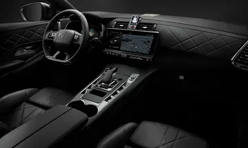 Lujo y tecnología definen el interior del DS 7 con acabados premium.