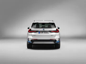 Vista trasera completa del BMW X1 destacando su diseño y luces LED.