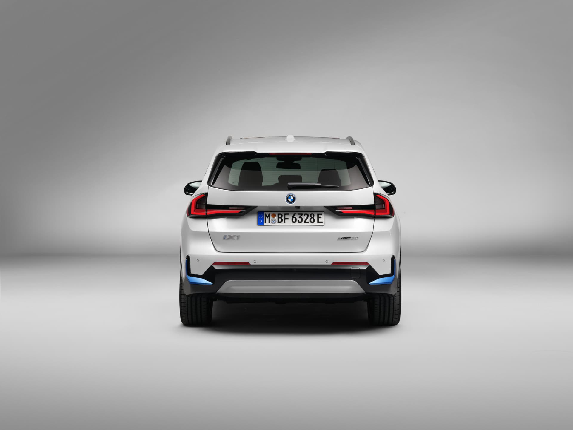 Vista trasera completa del BMW X1 destacando su diseño y luces LED.