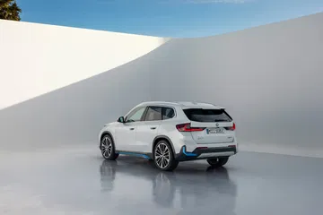 Imagen de un BMW X1 mostrando su diseño lateral y trasero.