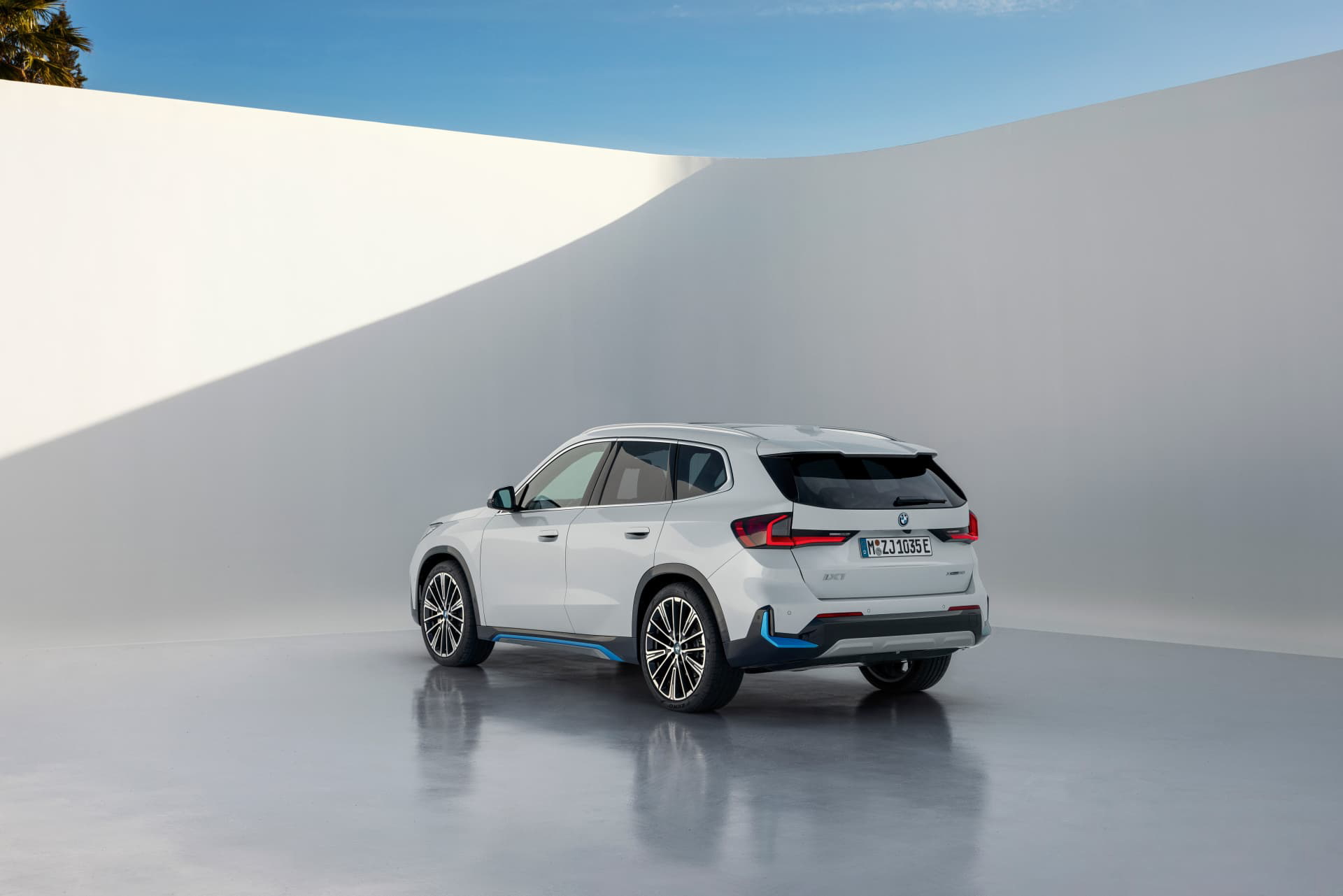 Imagen de un BMW X1 mostrando su diseño lateral y trasero.