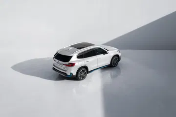 Vista trasera y lateral de un BMW X1 blanco, destacando su diseño y líneas.