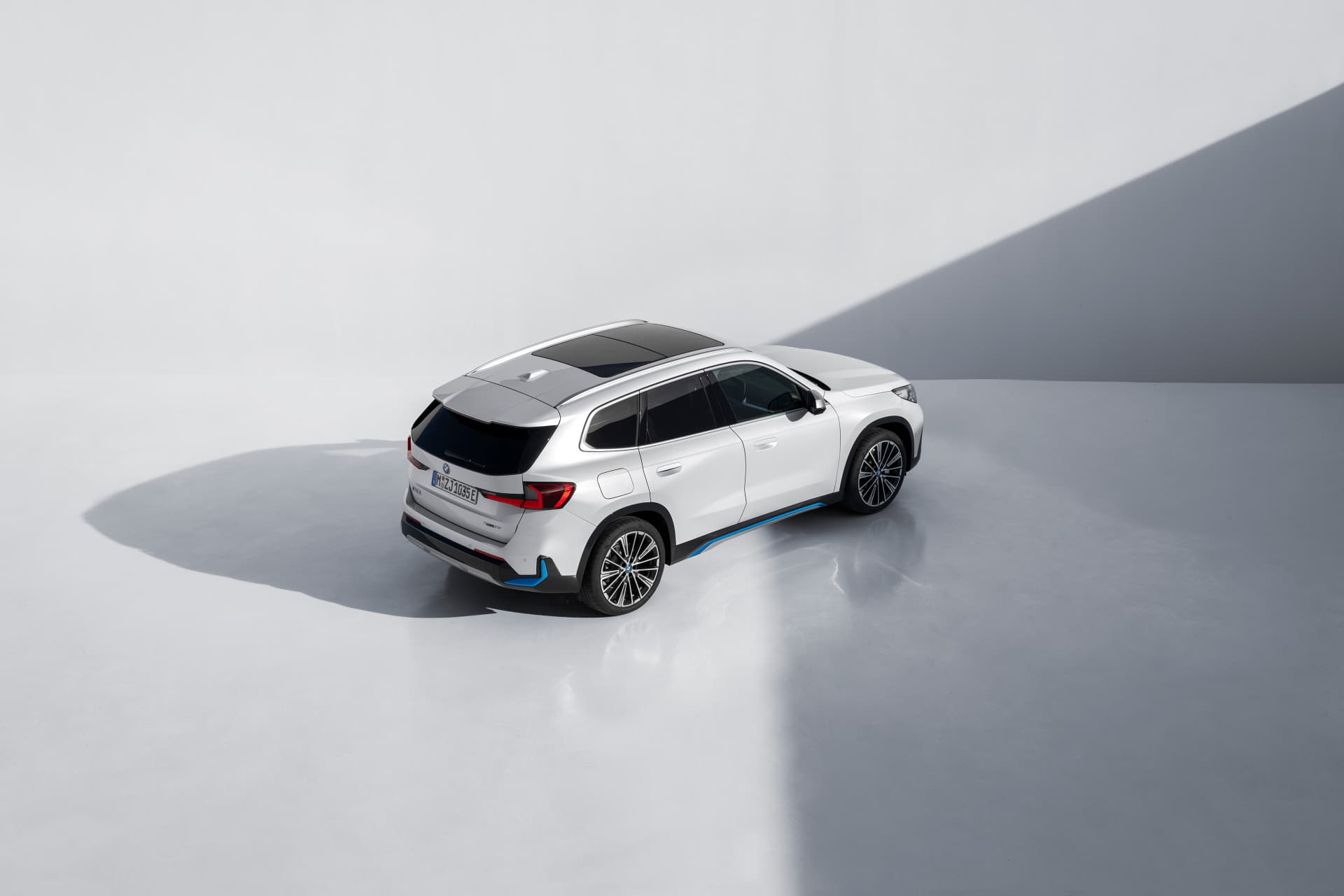 Vista trasera y lateral de un BMW X1 blanco, destacando su diseño y líneas.