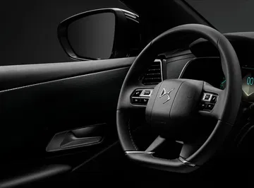Vista lateral del volante y acabados de puerta del DS 7.