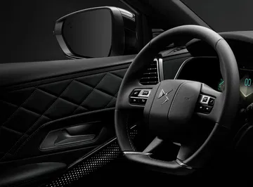 Volante con mandos integrados que realzan la ergonomía del DS 7.