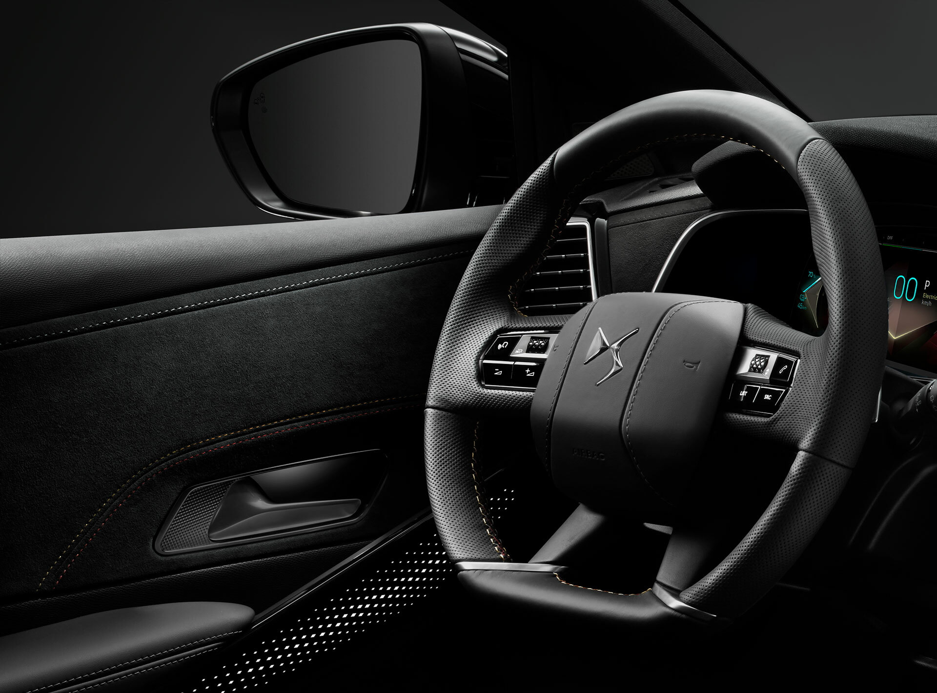 Volante de cuero con controles integrados y logo DS visible, acabados de calidad.