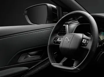 Volante en piel con mandos integrados del DS 7, reflejo de lujo y ergonomía.