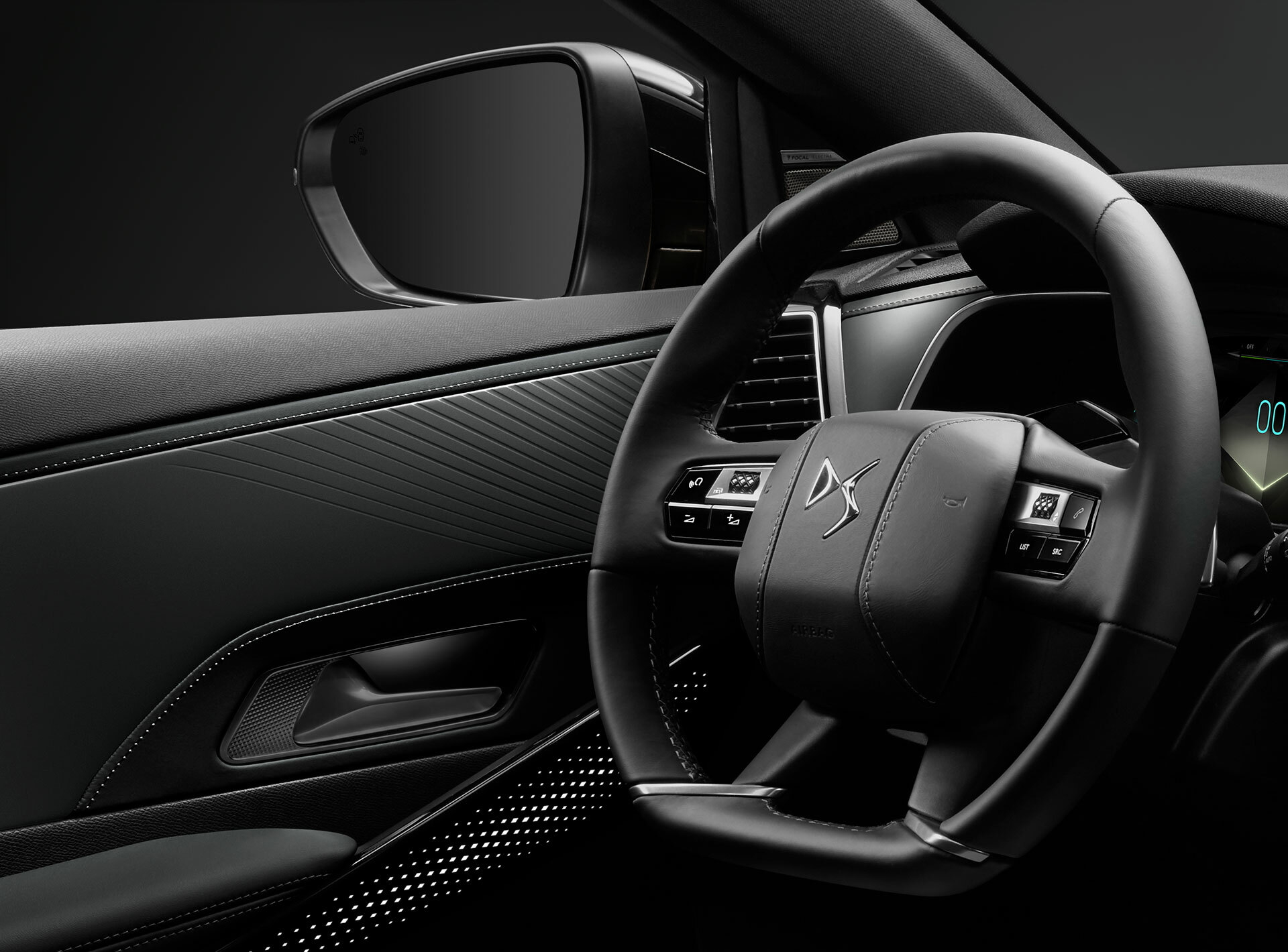 Volante en piel con mandos integrados del DS 7, reflejo de lujo y ergonomía.