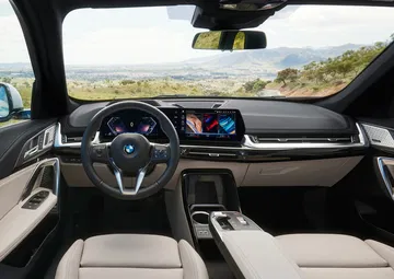 Vista del volante y cuadro de instrumentos digital del BMW X1.