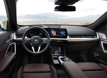 Volante y sistema de infotainment del BMW X1 con acabados de primera.
