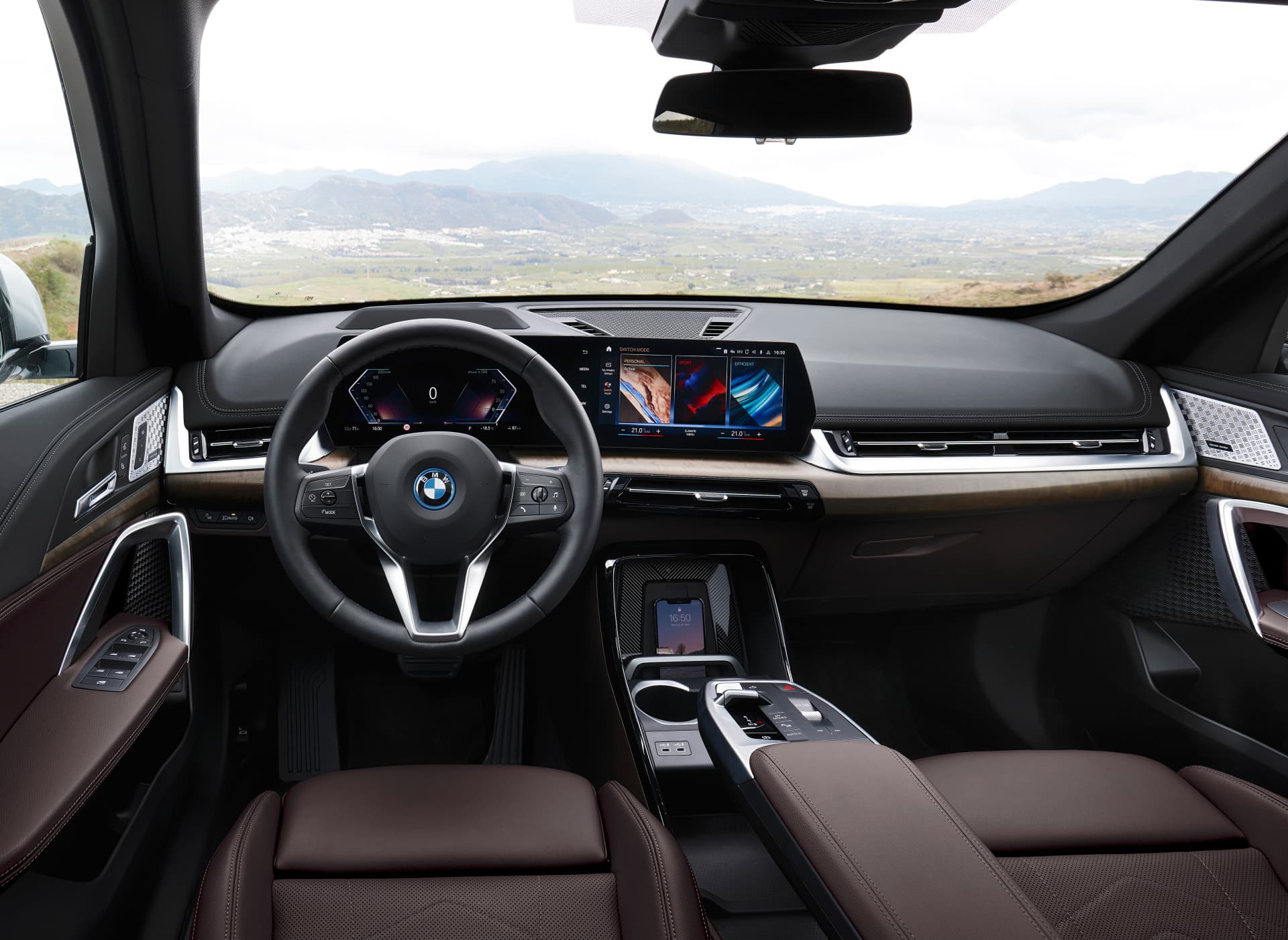 Volante y sistema de infotainment del BMW X1 con acabados de primera.